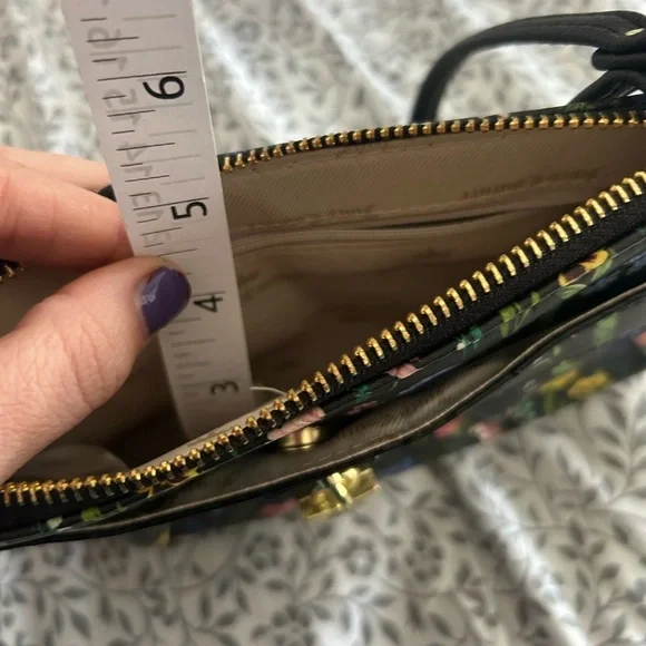 JUICY COUTURE BLACK/MULTI FIELD FLORAL WALLET/WRISTLET/FAUX LOCK NWOT - Picture 7 of 9